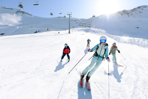 Familie-im-Schnee-(C)-Gasteinertal-TourismusGmbH;-Marktl-Photography-29